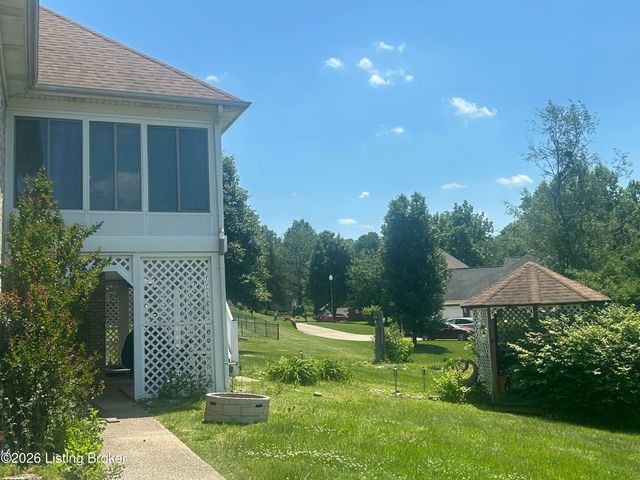 6700 Fenwick Dr, Louisville, KY 40228