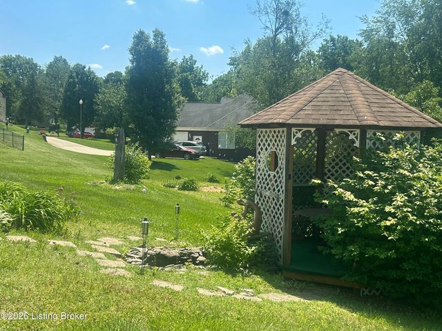 6700 Fenwick Dr, Louisville, KY 40228