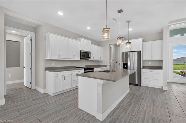 913 33rd PL, Cape Coral, FL 33993