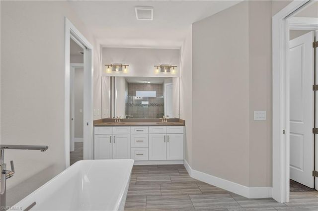 913 33rd PL, Cape Coral, FL 33993