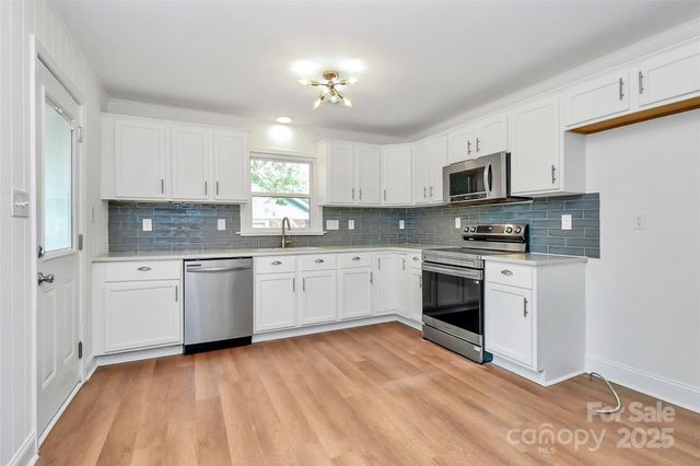 3915 Crestridge Drive, Charlotte, NC 28217