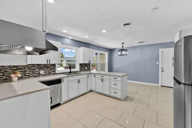 6 SW 51st St, Lawton, OK 73505