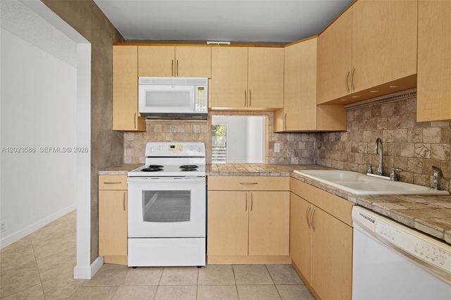 110 Lake Meryl Dr 216, West Palm Beach, FL 33411