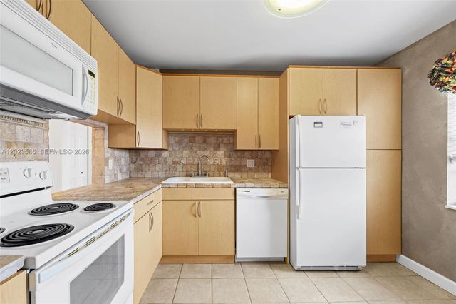 110 Lake Meryl Dr 216, West Palm Beach, FL 33411
