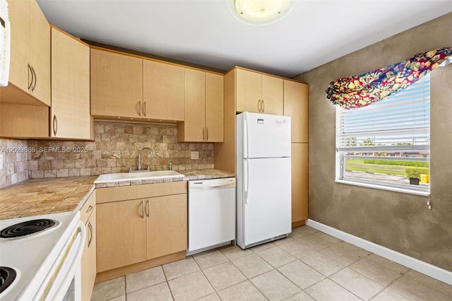 110 Lake Meryl Dr 216, West Palm Beach, FL 33411