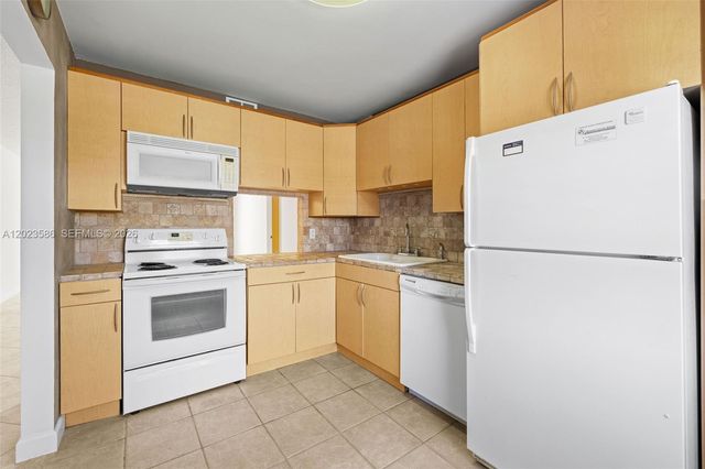110 Lake Meryl Dr 216, West Palm Beach, FL 33411