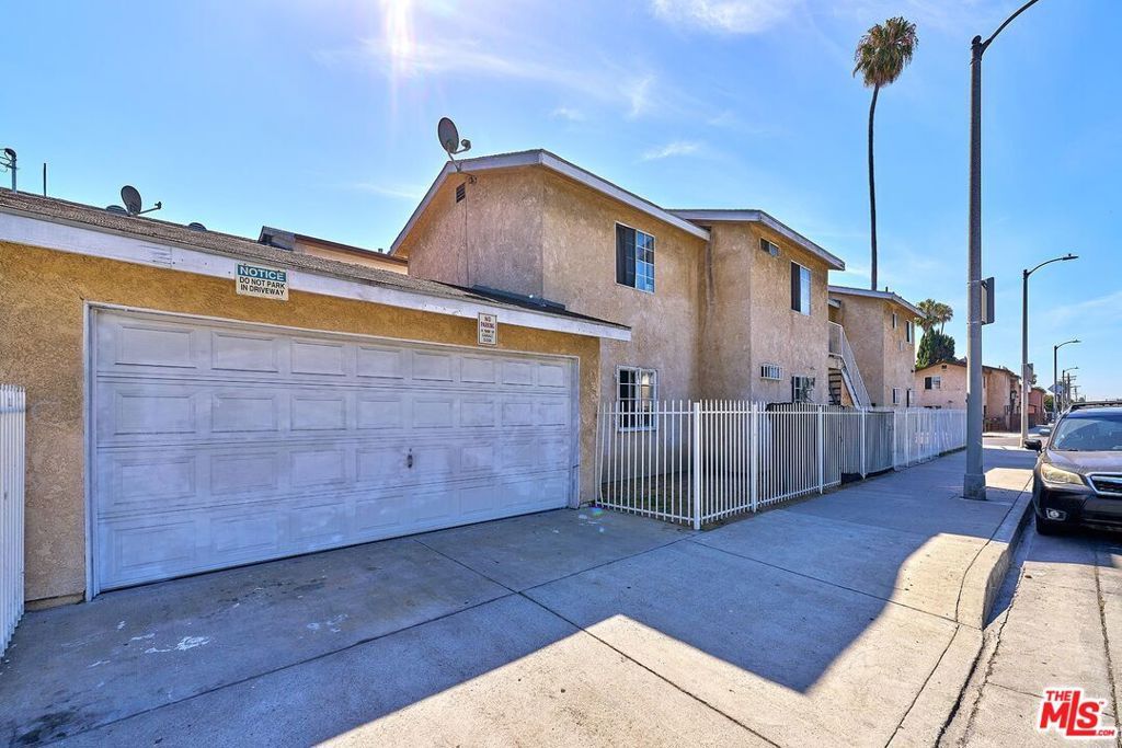 Image 3 of property listing at 353 W 77th Street, Los Angeles, CA 90003