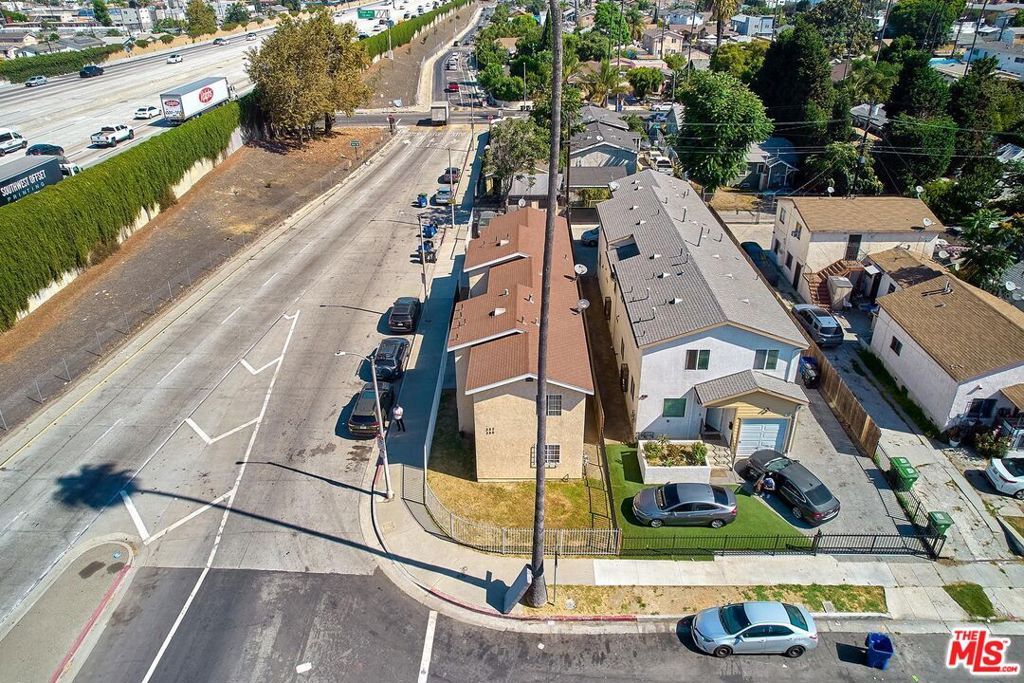 Image 6 of property listing at 353 W 77th Street, Los Angeles, CA 90003