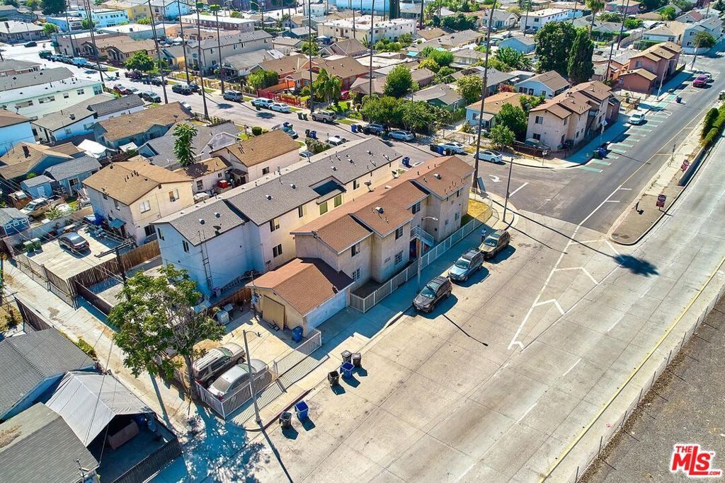 Image 8 of property listing at 353 W 77th Street, Los Angeles, CA 90003