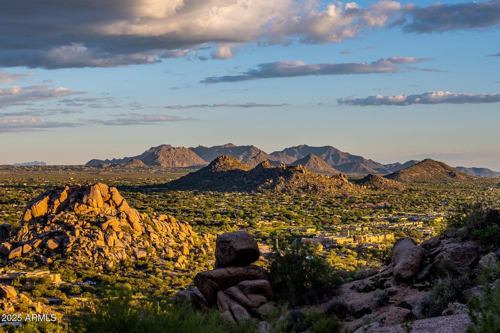 Image 5 of property listing at 6964 E Stagecoach Pass, Carefree, AZ 85377