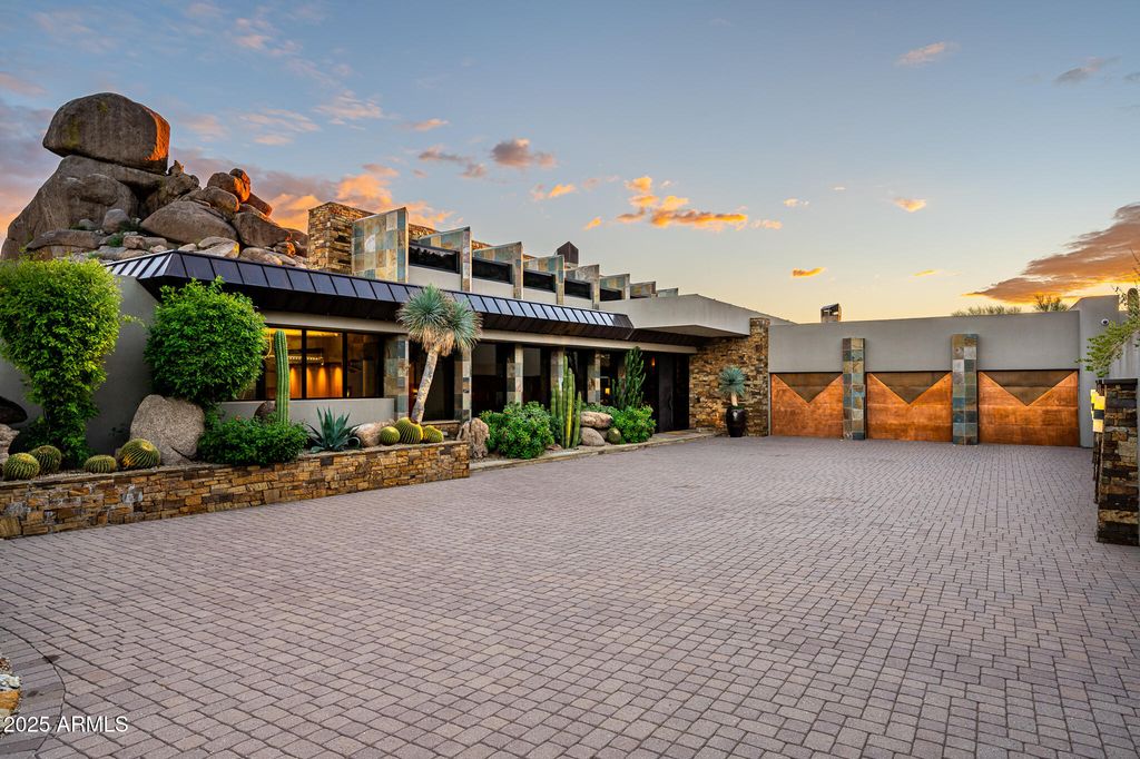 Image 8 of property listing at 6964 E Stagecoach Pass, Carefree, AZ 85377