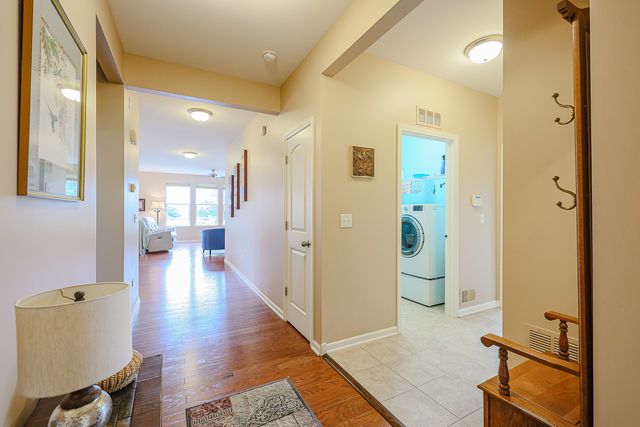 692 Canton Court, Oswego, IL 60543