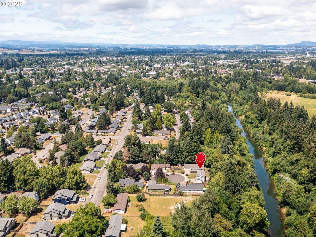 890 Se ROBERTS Ct, Mc Minnville, OR 97128