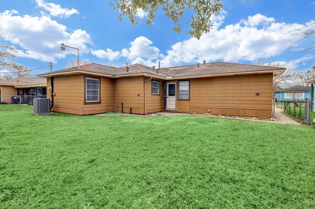 2100 Ontario Street, Baytown, TX 77520