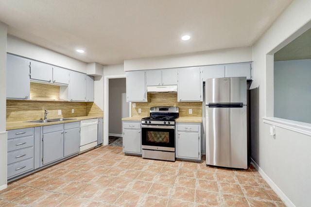 2100 Ontario Street, Baytown, TX 77520