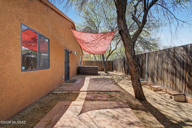 409 E Geronimo Bluff Loop, Tucson, AZ 85705