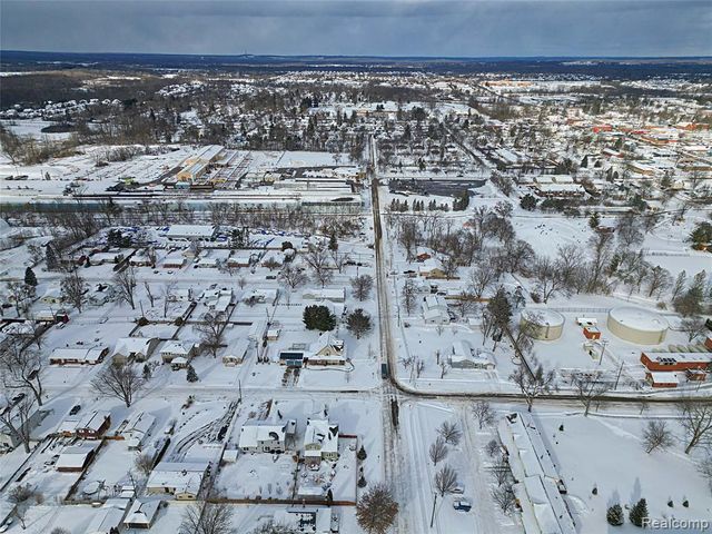 412 Cambridge Avenue, South Lyon, MI 48178