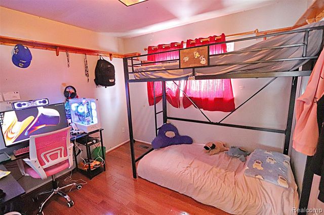 412 Cambridge Avenue, South Lyon, MI 48178