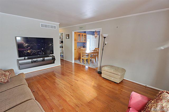 412 Cambridge Avenue, South Lyon, MI 48178