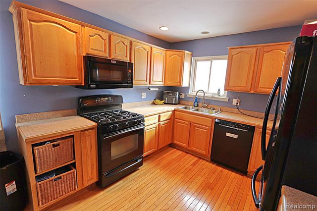 412 Cambridge Avenue, South Lyon, MI 48178