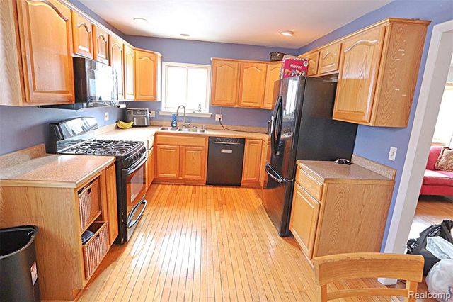 412 Cambridge Avenue, South Lyon, MI 48178