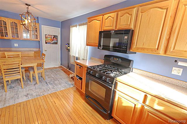 412 Cambridge Avenue, South Lyon, MI 48178