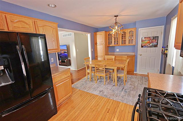 412 Cambridge Avenue, South Lyon, MI 48178