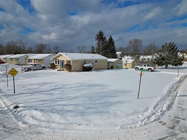 412 Cambridge Avenue, South Lyon, MI 48178