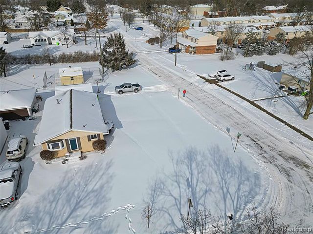 412 Cambridge Avenue, South Lyon, MI 48178