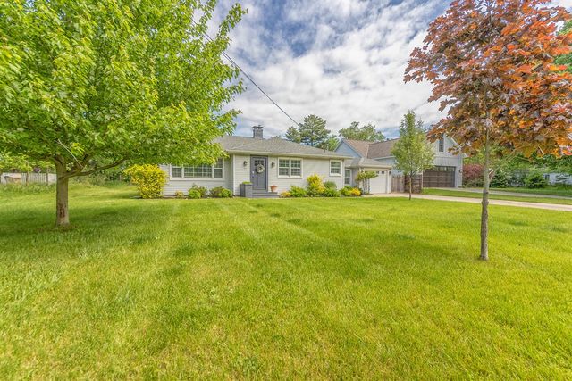 212 W Randolph Street, Douglas, MI 49406