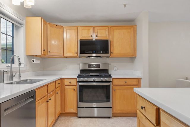 32 Overlook Circle, Hudson, NH 03051