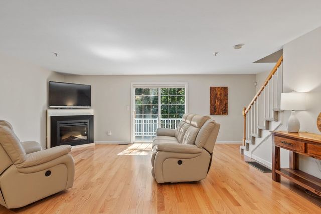 32 Overlook Circle, Hudson, NH 03051