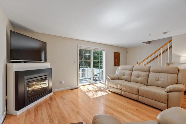 32 Overlook Circle, Hudson, NH 03051