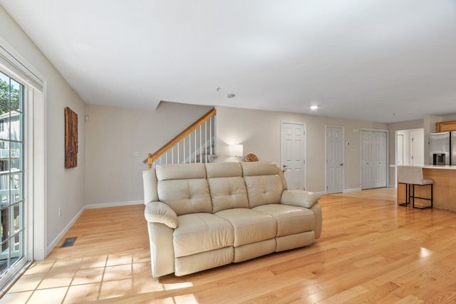 32 Overlook Circle, Hudson, NH 03051