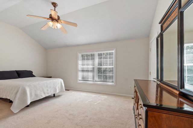 32 Overlook Circle, Hudson, NH 03051