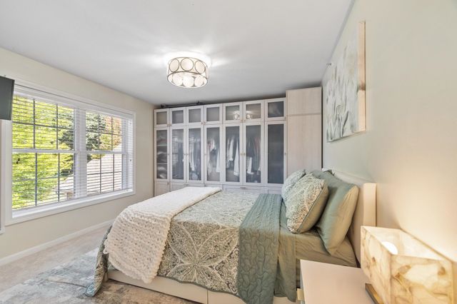 32 Overlook Circle, Hudson, NH 03051