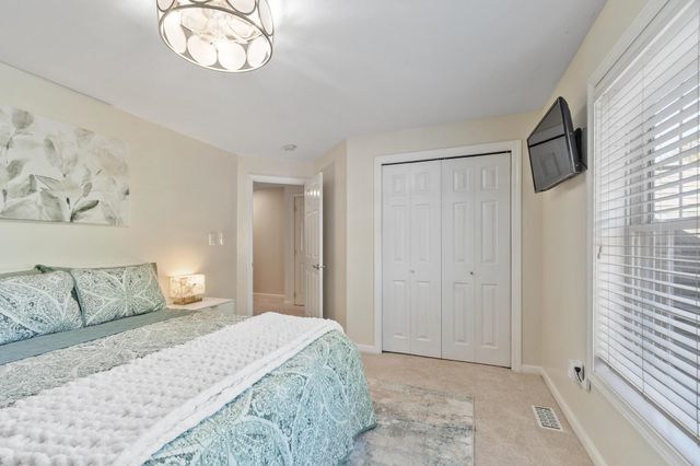 32 Overlook Circle, Hudson, NH 03051