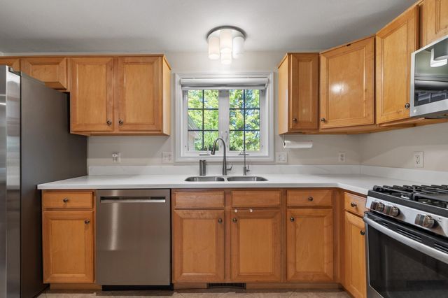 32 Overlook Circle, Hudson, NH 03051
