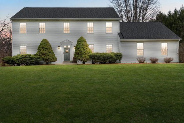 W254S7310 Glenview DRIVE, Waukesha, WI 53189