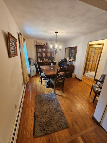 16 Brooks Farm Drive, Bristol, RI 02809