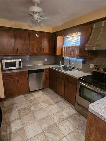 16 Brooks Farm Drive, Bristol, RI 02809