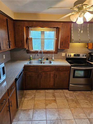 16 Brooks Farm Drive, Bristol, RI 02809