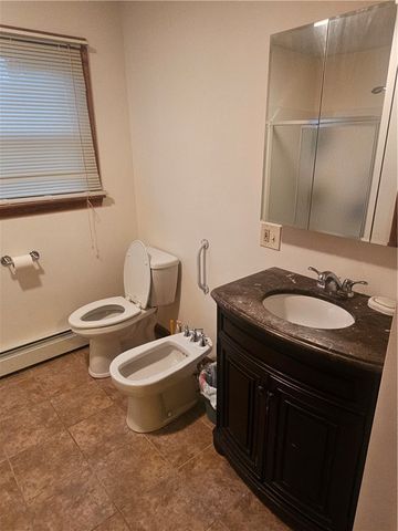 16 Brooks Farm Drive, Bristol, RI 02809