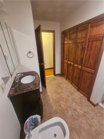 16 Brooks Farm Drive, Bristol, RI 02809