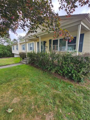 16 Brooks Farm Drive, Bristol, RI 02809