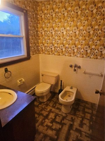 16 Brooks Farm Drive, Bristol, RI 02809