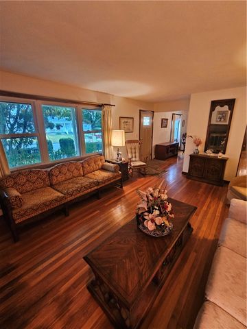 16 Brooks Farm Drive, Bristol, RI 02809