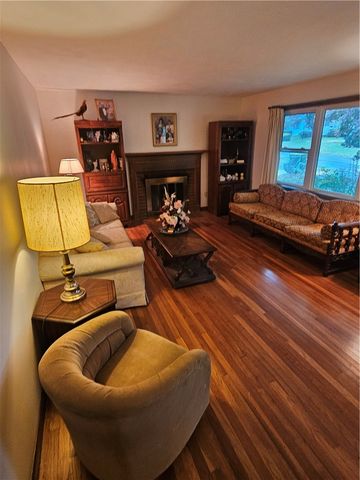 16 Brooks Farm Drive, Bristol, RI 02809