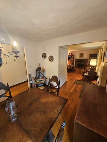 16 Brooks Farm Drive, Bristol, RI 02809