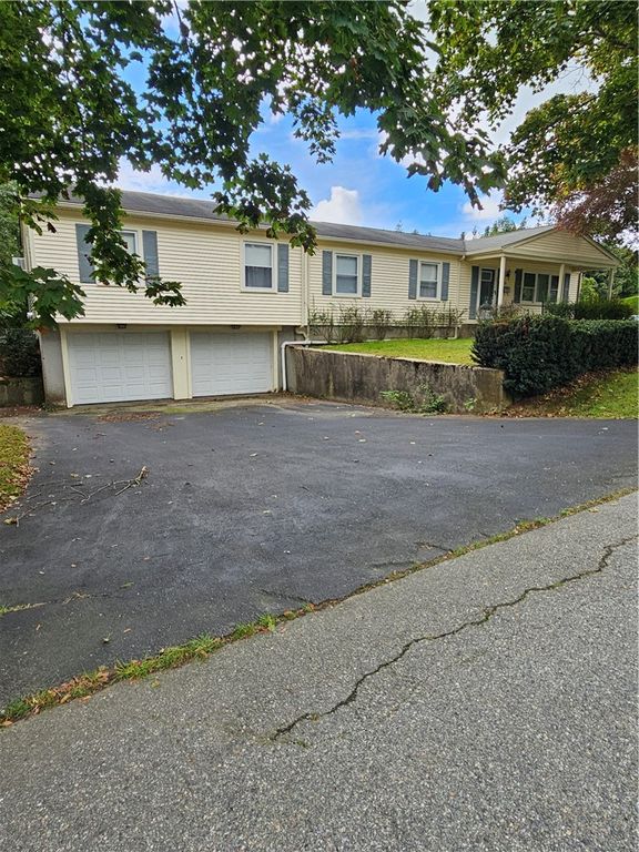 16 Brooks Farm Drive, Bristol, RI 02809